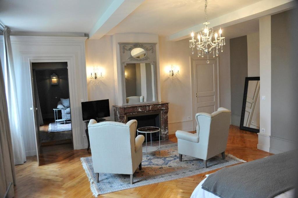 Domaine Des Grands Cedres Bed & Breakfast Cordelle Room photo