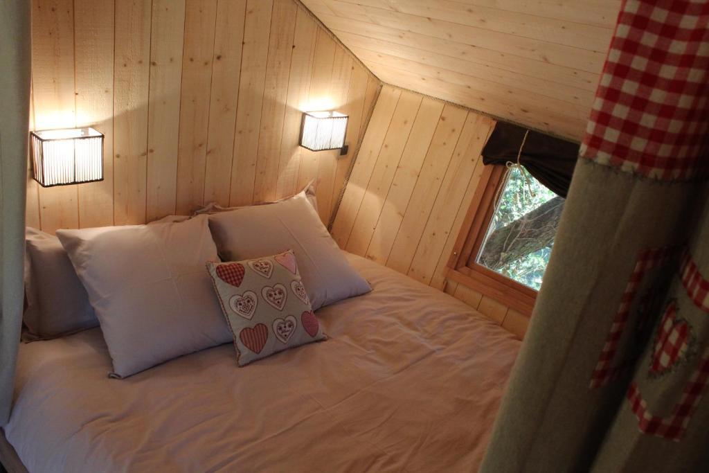 Domaine Des Grands Cedres Bed & Breakfast Cordelle Room photo